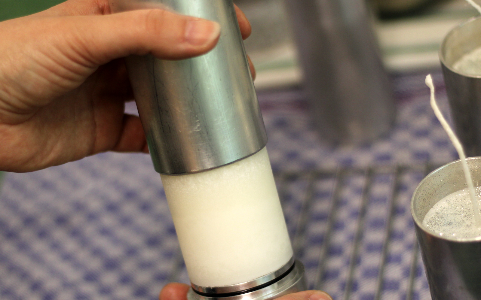 Vollmondkerze wird ausgeformt