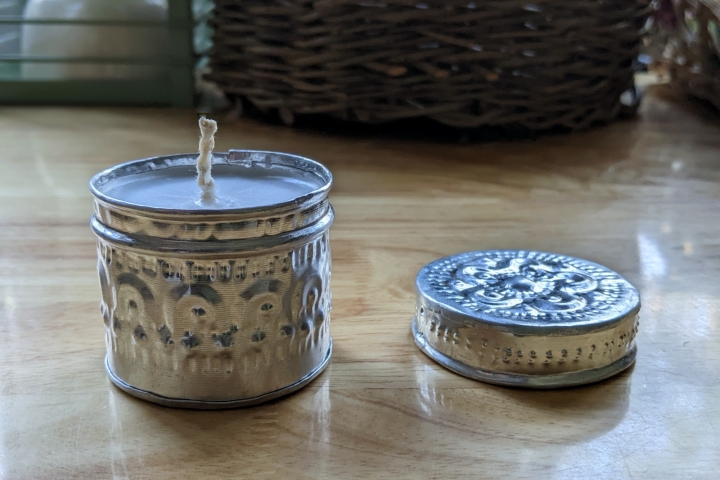 Duftkerze in Metalldose