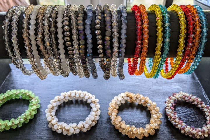 Bunte Glasarmbänder 