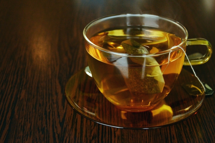 Cistus Tee in eine Tasse mit Teebeutel
