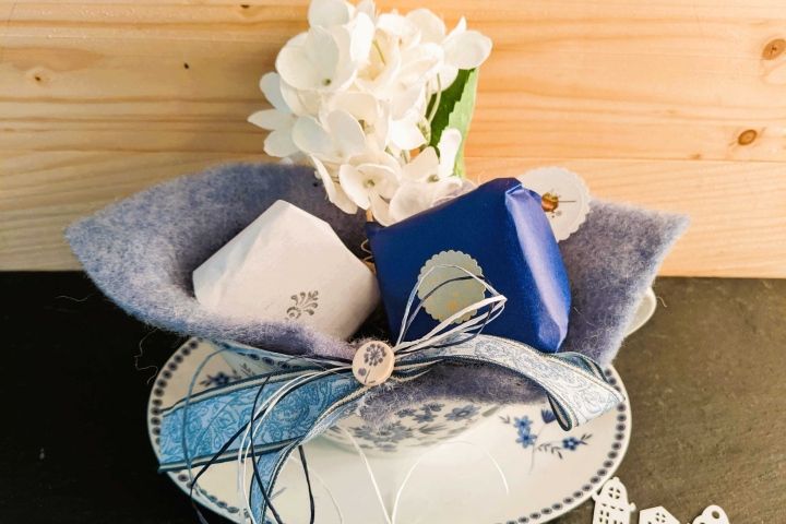 Blau weiße Sauciere seitlich fotografiert
