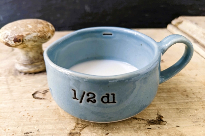 Lavendelmilch Fluidum in einem Becher