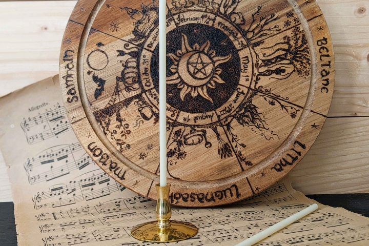 Kerzenhalter aus Messing mit einer Kerze drin