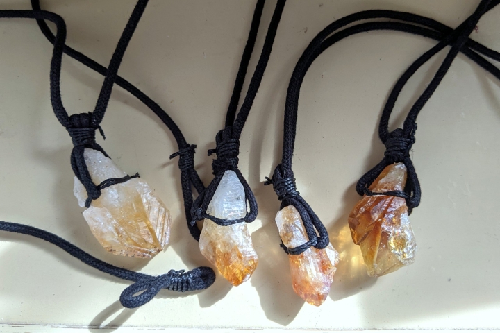 Kristallstein Anhänger am Band Citrin
