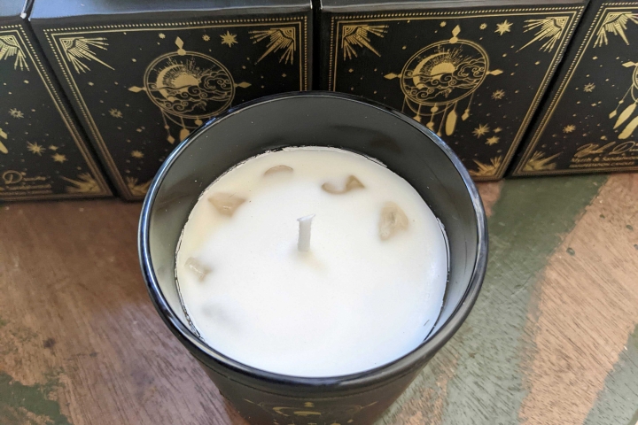 Mystische Duftkerze Myrrhe und Sandelholz mit Bergkristall