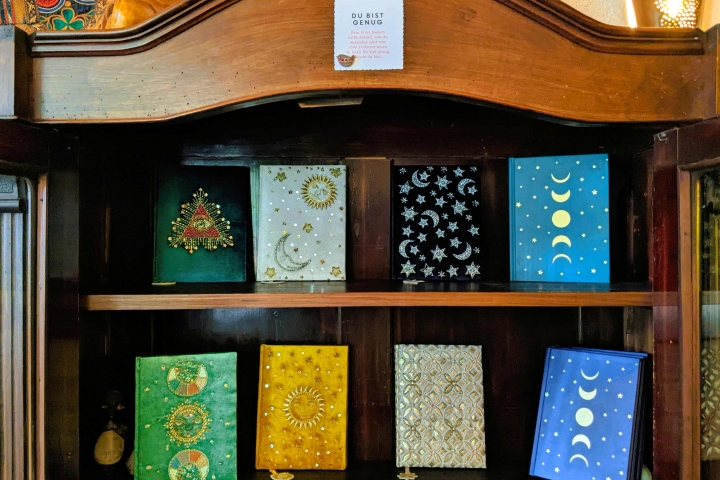 Notizbücher im Bücherschrank