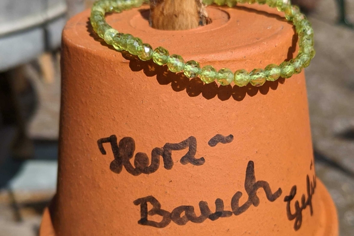 Peridot Armband auf einem Blumentopf