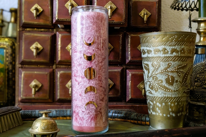 Lila Ritualkerze im Glas