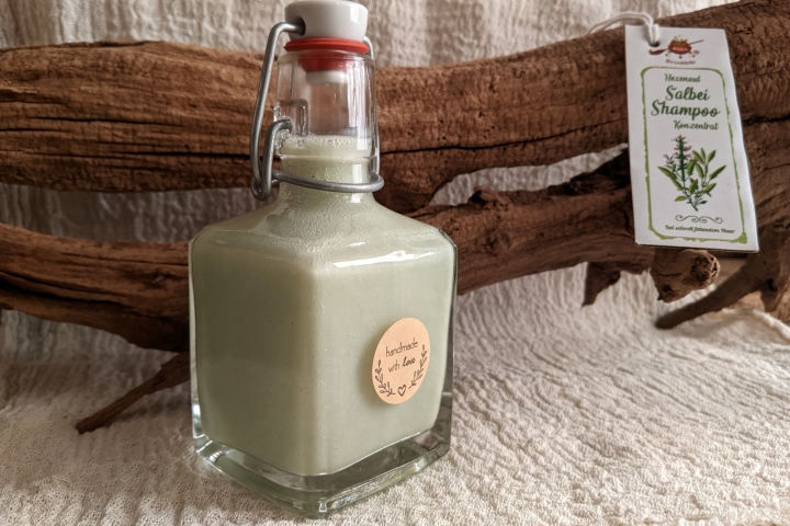 Salbei Shampoo in einer eckigen Flasche