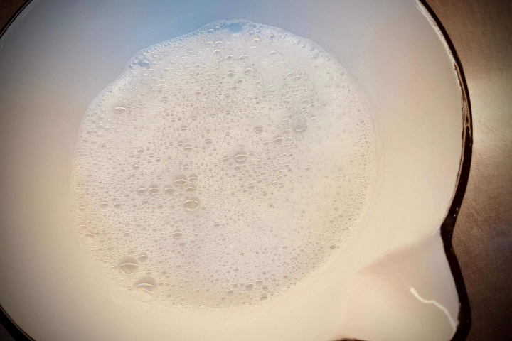 Schaumbad in einer Emailleschüssel