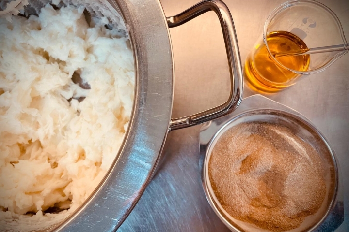 ShampooBar Kokos bei der Herstellung im Topf
