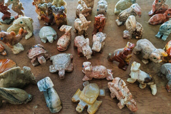Viele unterschiedliche Speckstein-Tiere
