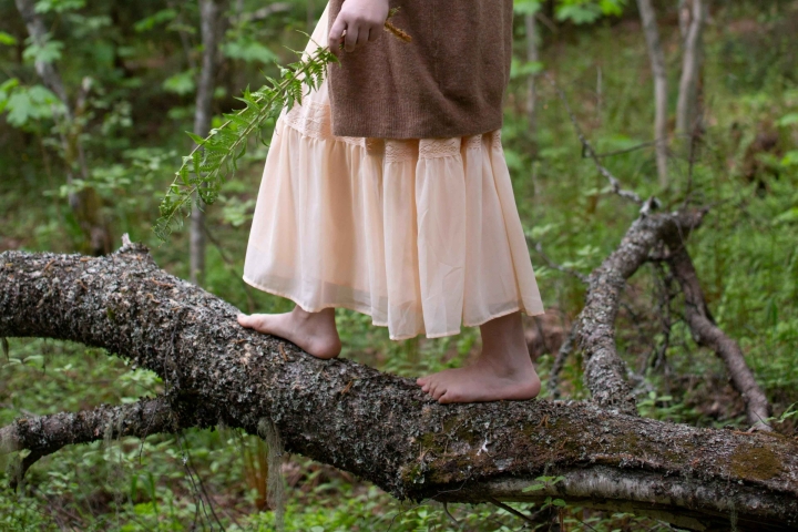 Waldesgrün - Mädchen läuft barfuß durch den Wald